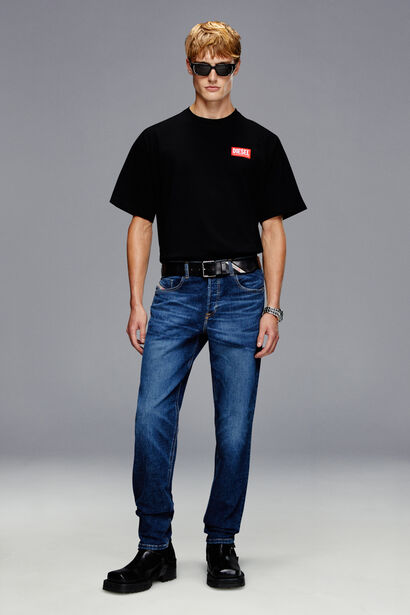 Man wearing the D-FINITIVE fit Jeans. A slightly tapered silhouette that belongs to Regular fits. A classic, mid-rise style.